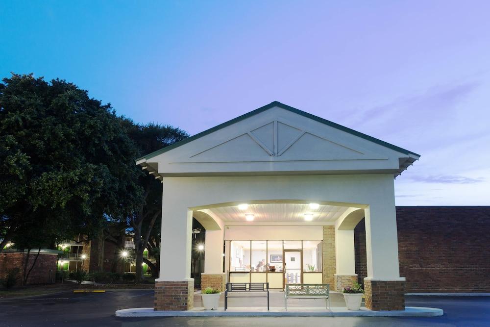 Days Inn By Wyndham Mt Pleasant-Charleston-Patriots Point Экстерьер фото