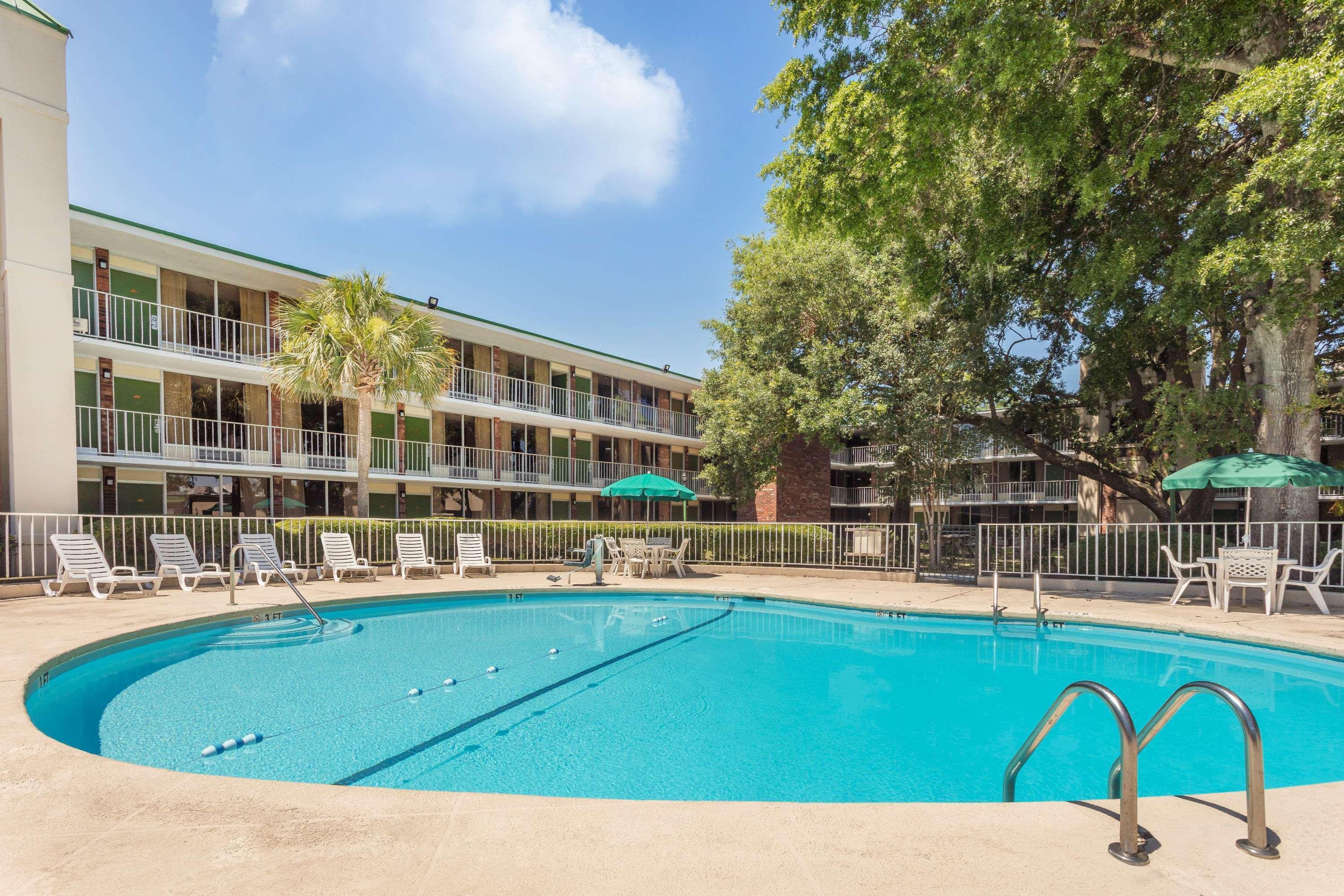 Days Inn By Wyndham Mt Pleasant-Charleston-Patriots Point Экстерьер фото